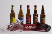 Botellas variadas de cervezas Ambar